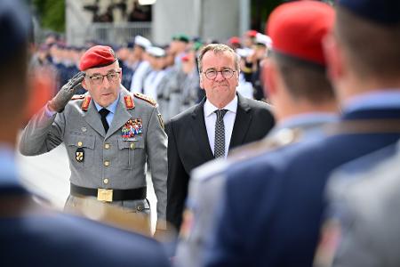Verteidigungsminister Boris Pistorius (SPD) muss nach der Wahl Breuers entscheiden, wen er an die militärische Spitze der Bundeswehr setzt. (Archivbild)