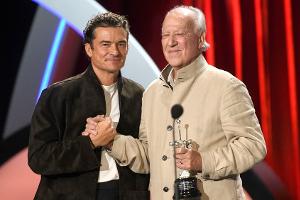 Werner Herzog erhält Ehrenpreis aus Orlando Blooms Händen