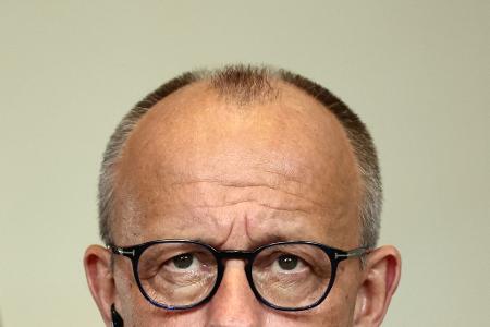 Kanzler Merz blickt in eine ungewisse Zukunft. (Archivbild)