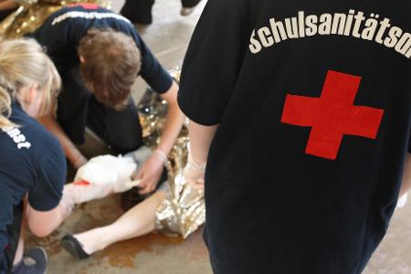 Fachleute fordern, dass alle Schüler verpflichtend Wiederbelebungsmaßnahmen in der Schule lernen. (Symbolbild)