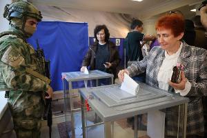 Trotz Protest der Ukraine wird auch in russisch besetzten Gebieten abgestimmt. 