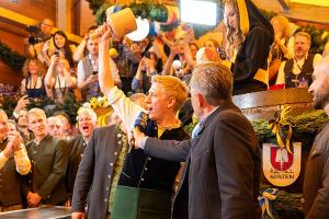 Zwei Schläge für die Wiesn: Diese Promis feierten den Anstich