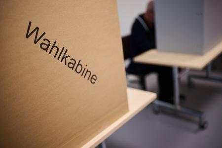 Wahlen in Berlin und Mecklenburg-Vorpommern - Erste Wähler geben in Berlin ihre Stimme ab