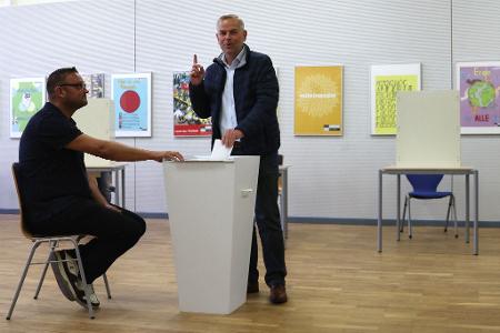 Der AfD-Kandidat für das Ministerpräsidentenamt Leif-Erik Holm bei der Stimmabgabe. 