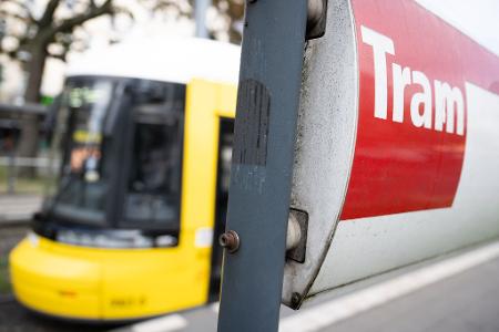 Busse, Bahnen und Straßenbahnen befördern Millionen Fahrgäste. (Symbolbild)