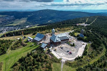 Rund um den Fichtelberg gibt es zahlreiche Wege für Wanderungen. Nun startet ein neues sportliches Angebot für Trailrunner. 