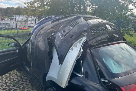 Einer Streife kam dieser Pkw mit sieben Frontschürzen entgegen: Neben der fest montierten vorn lagen vier auf dem Dach und zwei steckten im Kofferraum. Foto: Polizei MK