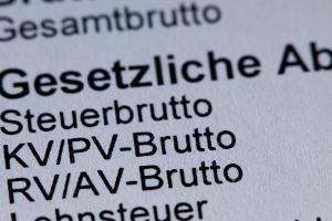 Für Bruttogehälter ab 5.812,50 Euro im Monat wird die Krankenversicherung ab kommenden Jahr teurer, bei mehr als 8.450 Euro wird auch mehr Rentenbeitrag fällig. (Symbolbild) 