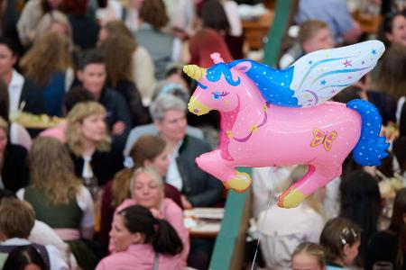 Ein rosa Einhorn schwebt über der Veranstaltung.