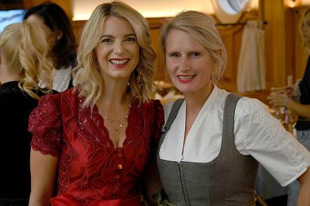 Party-Veranstalterin Sina Scherer (rechts) mit Bräurosl-Wirtin Franziska Reichert beim Wiesn-Warm-Up im Donisl.