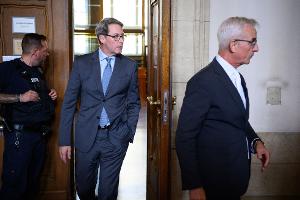 Ex-Minister Andreas Scheuer (CSU) beim Verlassen des Gerichtssaals mit seinem Rechtsanwalt Daniel Krause (r). 