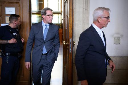 Ex-Minister Andreas Scheuer (CSU) beim Verlassen des Gerichtssaals mit seinem Rechtsanwalt Daniel Krause (r). 