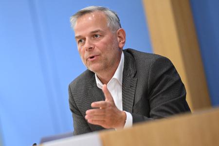 AfD-Spitzenmann Holm reklamierte den Auftrag zur Regierungsbildung für die AfD. 