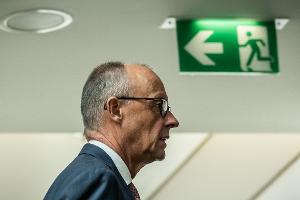 Der Kanzler steht schon seit Wochen unter Druck - und die Wahlergebnisse in Berlin und Mecklenburg-Vorpommern machen die Lage nicht einfacher.