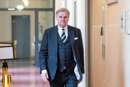 Zeuge Otmar Kury auf dem Weg in den Gerichtssaal.