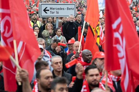 Allein am Mercedes-Werk in Sindelfingen protestierten rund 20.000 Beschäftigte.