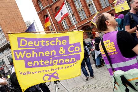 2021 hatte sich eine Mehrheit bei einem Volksentscheid für die Vergesellschaftung großer Wohnungsunternehmen ausgesprochen. (Archivbild)