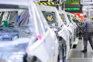 Die Nachfrage nach Verbrenner sinkt. Daher werden Sonderschichten im VW-Stammwerk Wolfsburg gestrichen. (Archivbild)