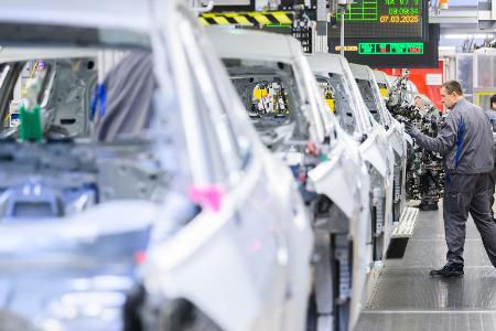 Die Nachfrage nach Verbrenner sinkt. Daher werden Sonderschichten im VW-Stammwerk Wolfsburg gestrichen. (Archivbild)