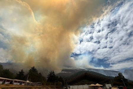 Ein großer Waldbrand hat sich nahe dem Touristenort ausgebreitet.