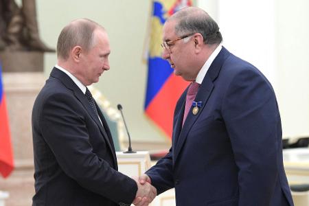 Alischer Usmanow wurde von der EU bislang als kremlfreundlicher Oligarch mit besonders engen Verbindungen zu Präsident Wladimir Putin bezeichnet. (Archivbild)
