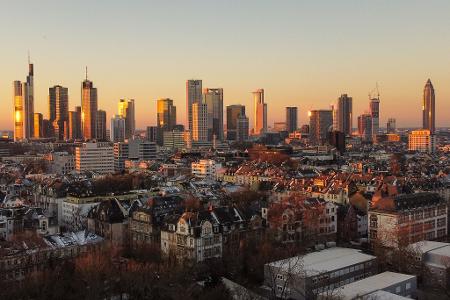Das Risiko für eine Immobilienblase in Frankfurt ist Schweizer Bank UBS zufolge moderat (Archivbild).