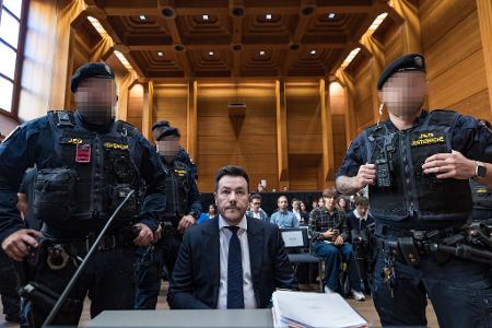 Der Investor René Benko ist wegen Schädigung seiner Gläubiger zu zweieinhalb Jahren Haft verurteilt worden