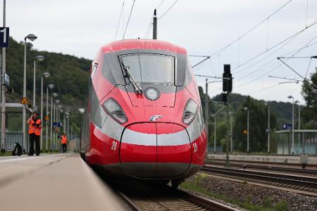 Die EU-Kommssion will Bahnreisen quer durch Europa einfacher machen. (Archivbild)
