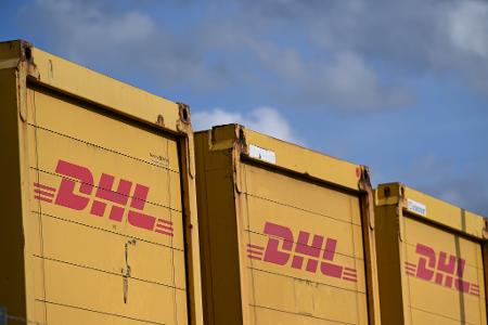 An dem DHL-Zustellzentrum läuft ein größerer Einsatz von Feuerwehr und Polizei. (Symbolbild)