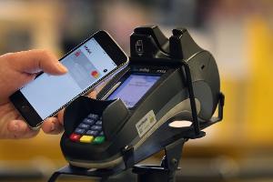 Die Deutschen zahlen immer öfter digital per Smartphone oder Karte. (Symbolbild)