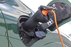 Detailaufnahme des Ladeanschlusses eines Renault Twingo E-Tech 80 Urban Range während des Ladevorgangs.