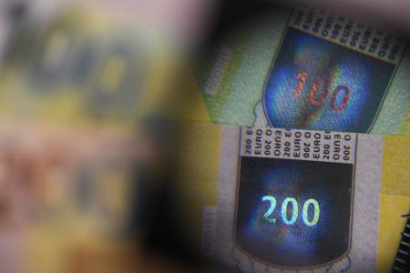 Immer mehr neue Sicherheitsmerkmale sollen die Fälschung von Banknoten noch schwerer machen. (Archivbild)