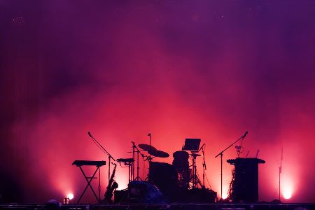 Bühne mit aufgebauten Instrumenten für ein Rockkonzert