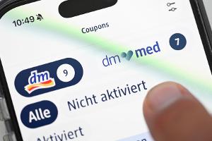 Die Logos von dm und der Online-Apotheke dm-med unterscheiden sich.