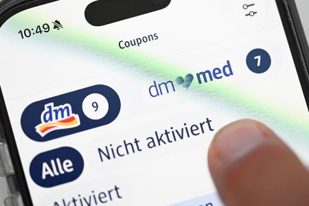 Die Logos von dm und der Online-Apotheke dm-med unterscheiden sich.