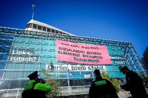 Aktivisten demonstrieren mit einer Kletter-Aktion am Konrad-Adenauer-Haus in Berlin.