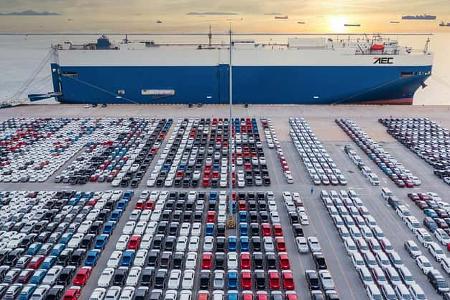 Autotransporter RoRo-Schiff Autohalde Hafen Import
