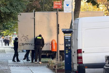 Polizeibeamte durchsuchen einen Lastwagen im Ortsteil Gesundbrunnen. 