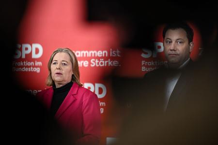 Die SPD-Bundesvorsitzenden Lars Klingbeil (r) und Barbel Bas schickten via Instagram eine Botschaft an die Berliner Linke. 