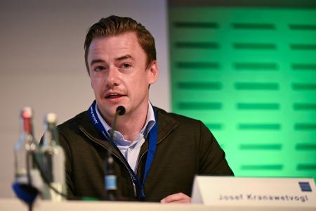 Stark-Defence-Manager Josef Kranawetvogl auf einem Podium der Rüstungsmesse Eudex.
