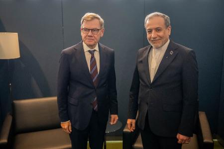 Außenminister Johann Wadephul (l) traf auch mit seinem iranischen Amtskollegen Abbas Araghtschi zusammen.
