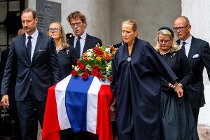 König Haakon trägt Sarg von Prinzessin Astrid aus der Kirche