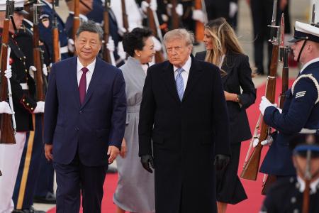 Peng Liyuan und Melania Trump begleiten die Staatschefs.