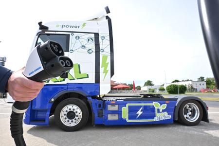 Der Ladebedarf für elektrische Lkw steigt laut einer Prognose des Fraunhofer-Instituts in den kommenden Jahren schnell an. (Archivbild)
