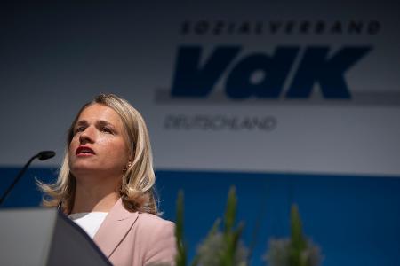 VdK-Präsidentin Verena Bentele sieht den erneut geplanten Tankrabatt als falschen Weg (Archivbild)