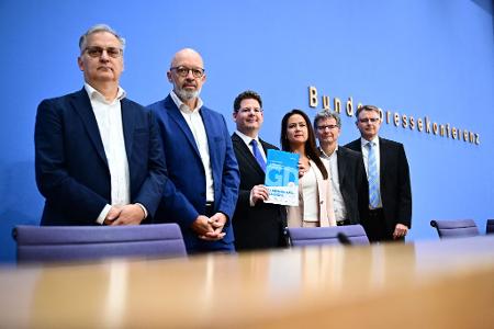 Trotz besserer Wachstumserwartungen blicken führende Ökonomen mit Sorge in die Zukunft.
