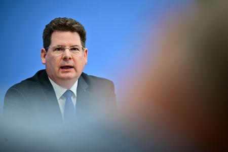 Noch mehr schuldenfinanziertes Geld sollte der Staat nach Einschätzung der Experten nicht in die Hand nehmen.