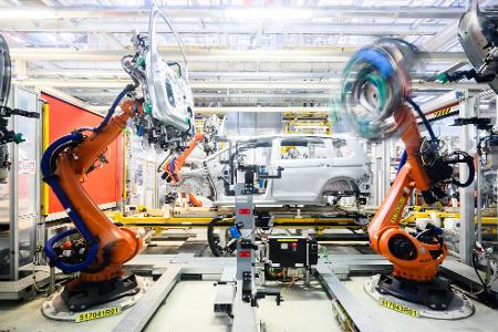 Die Autoindustrie ist hierzulande ein wichtiger Abnehmer von Industrierobotern. (Archivbild)