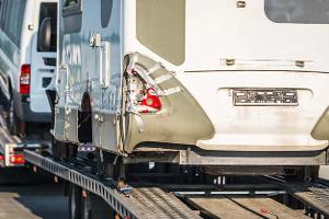 Beschädigtes Wohnmobil wird abgeschleppt