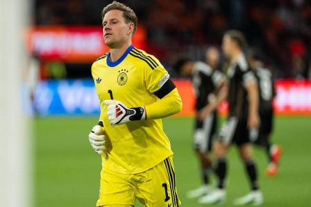 TOR: Marc-André ter Stegen - Note: 3,5 - Leistete sich in der Spieleröffnung früh zwei heftige Aussetzer und hatte beim VAR-Eingriff nach dem Kopfballtor von van Dijk einmal Glück. Machte sich nach der Pause gegen Dumfries, Meerdink und van Bommel dafür ganz groß und zeigte seine ganze Qualität auf der Linie. So ein Comeback mit Licht, aber auch Schatten.